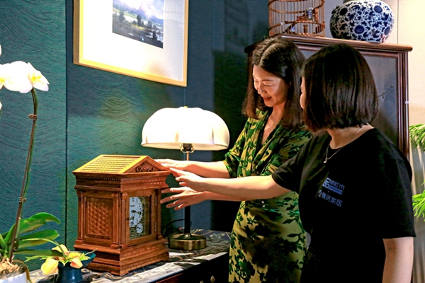 楊總為小Q介紹空間的紅木擺件